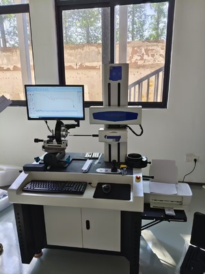 100 mm ölçüm aralığı ve 30 mm sensörü olan iş parçasının yüzey kontur testi