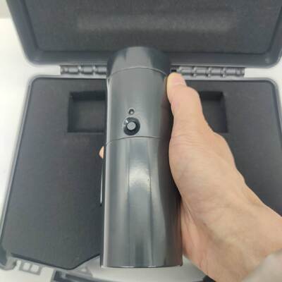 Küçük titreşim dönüştürücülerini kalibre etmek için kullanılan titreşim kalibratörü