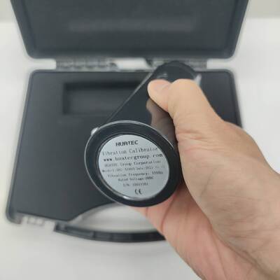 Küçük titreşim dönüştürücülerini kalibre etmek için kullanılan titreşim kalibratörü